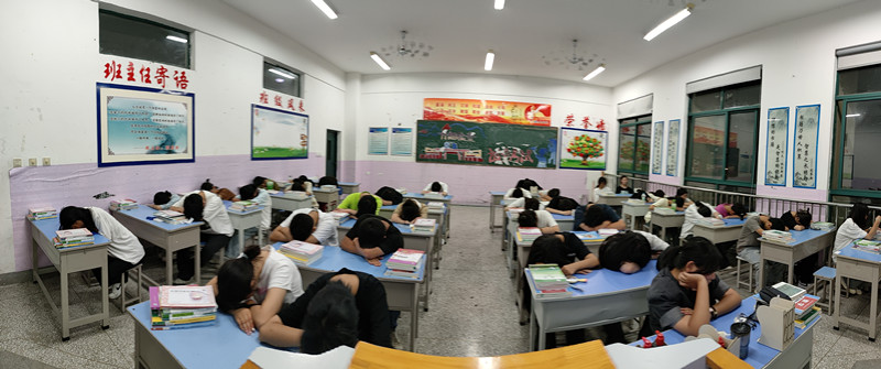 23.9.3安全教育主题班会“生命树”催眠体验中  副本.jpg